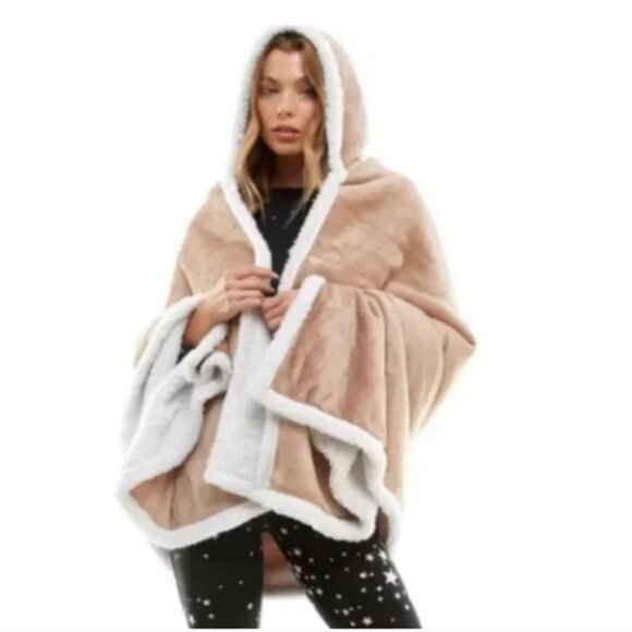 Socialite Hooded Sherpa Throw NWT 🆕 - Picture 1 of 16